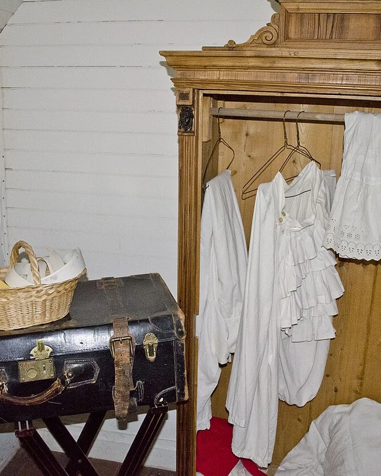 L-shaped corner closet with continuous hanging storage