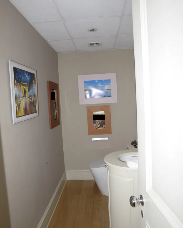 art2-featured-beige-gold-bathroom