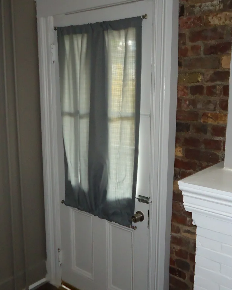 11 Kitchen Window Ideas That Make the Whole Kitchen Feel Brighter 2 Cafe curtains covering the lower half of a kitchen window