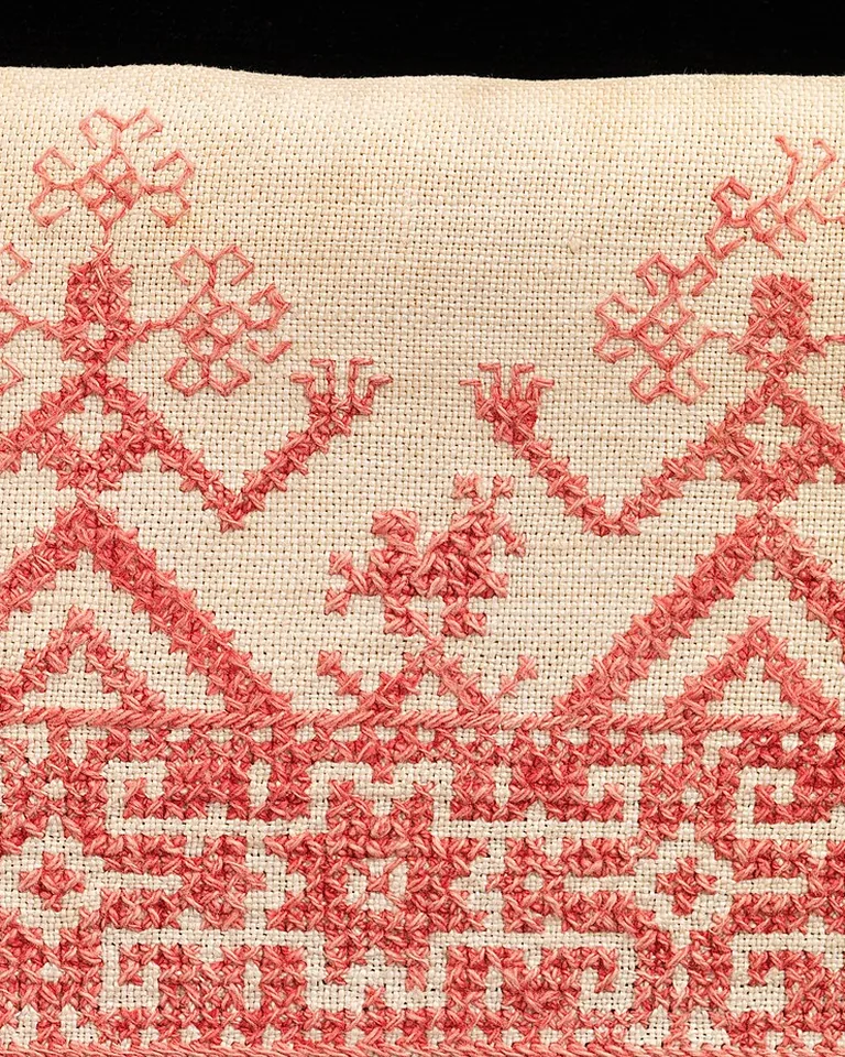 12 Bedding Finishing Touches That Make the Whole Bedroom Feel Complete 14 Close-up of neatly folded bed linens showing crisp sheet band