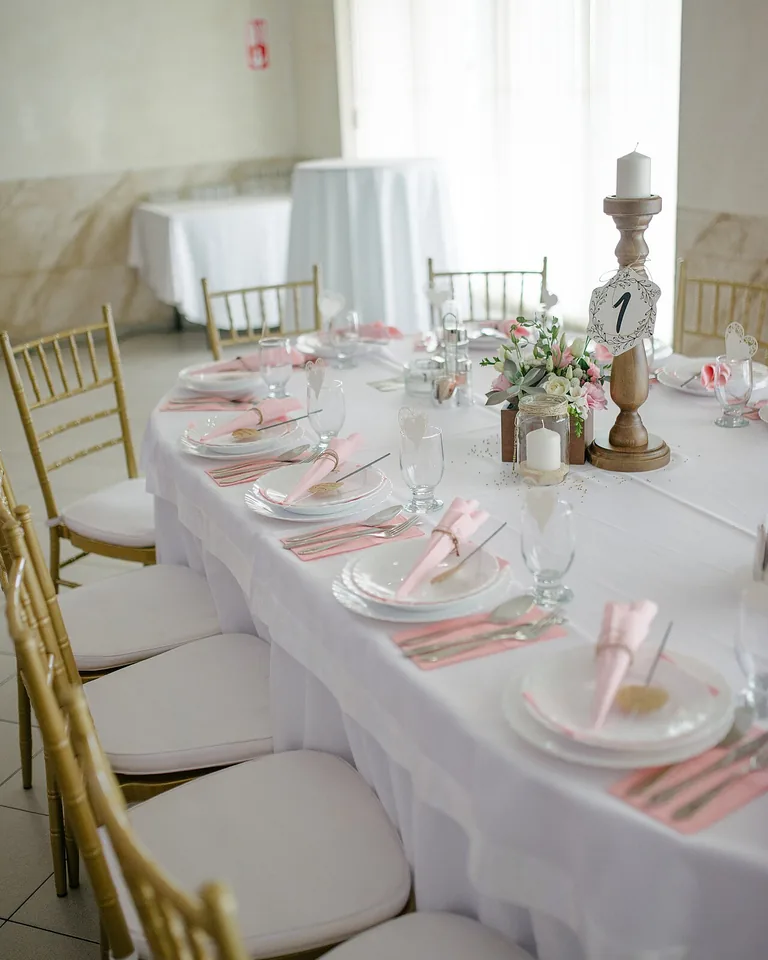 How to Make a Dining Room Look Formal: 12 Ideas That Work in Any Home 15 Low floral centerpiece on a formal dining table