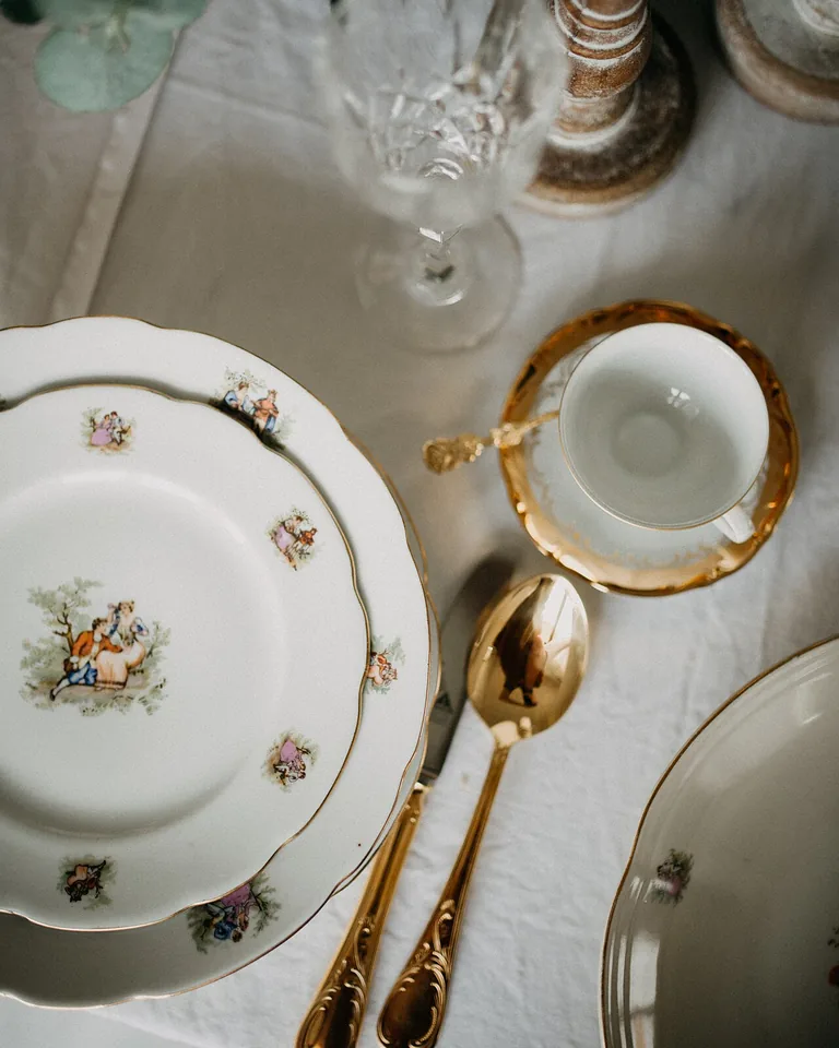 12 Modern Thanksgiving Tablescapes You'll Want to Copy 14 Heirloom china paired with woven placemats on a Thanksgiving table