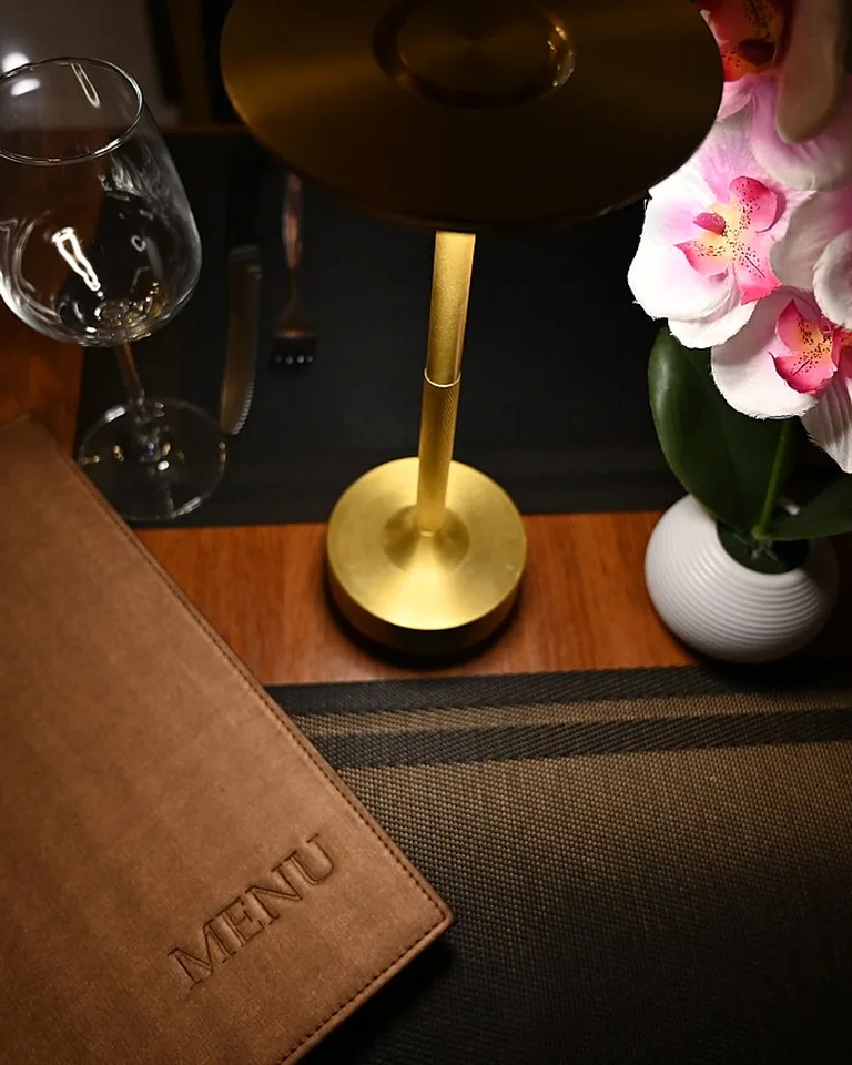 12 Modern Thanksgiving Tablescapes You'll Want to Copy 6 Thanksgiving table mixing brushed gold and black metal accents