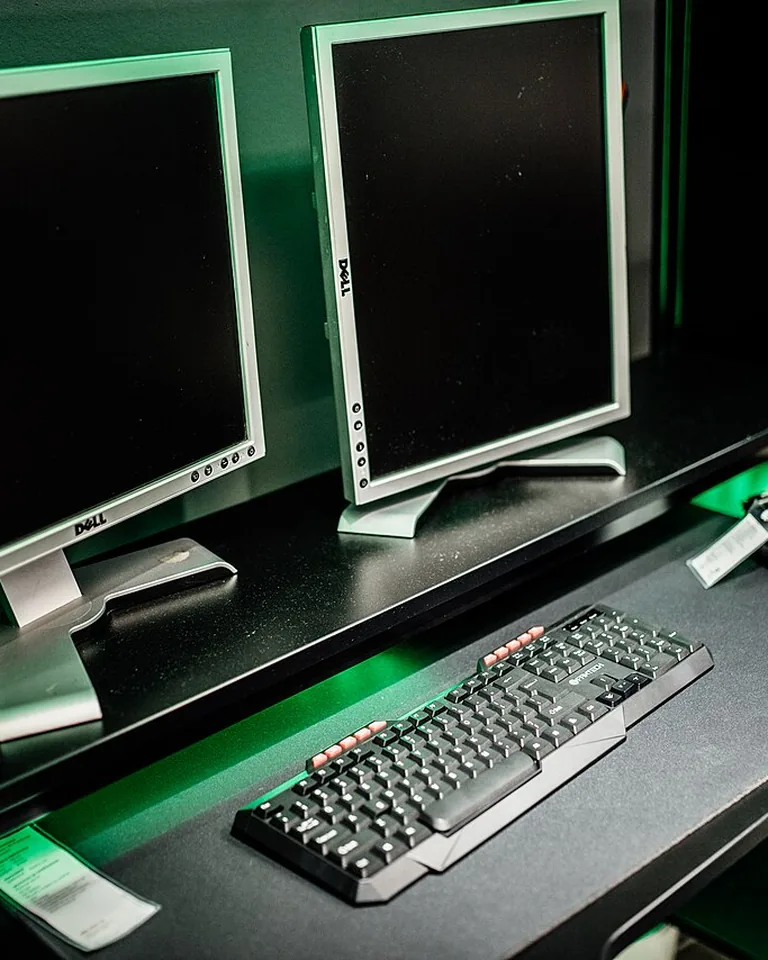 12 White Gaming Setup Ideas That Look Clean Without Feeling Boring 1 Gaming desk with soft warm lamp lighting in a cozy room